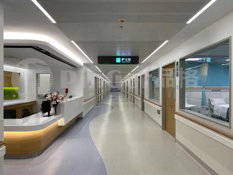 Main courante murale du couloir de l'hôpital