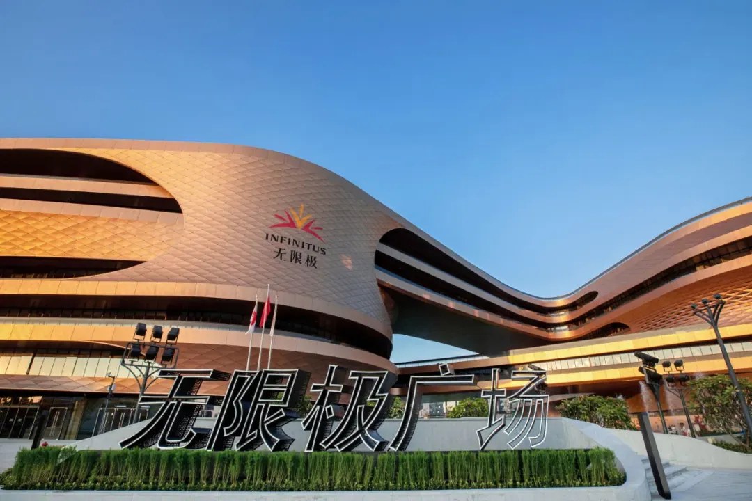 Visite des nouveaux bureaux de Pinger : des panneaux conçus en interne redéfinissent les espaces de travail modernes