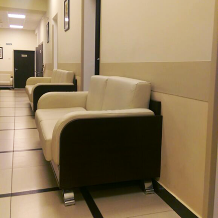 Système de plinthes pour portes et murs